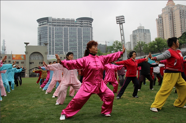 先后习练了八段锦和六字诀两套功法.老年人使用手机智能操作说明图片