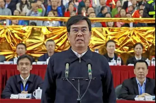 10月26日晚,赣州市第五届运动会开幕式在信丰县体育中心举行.