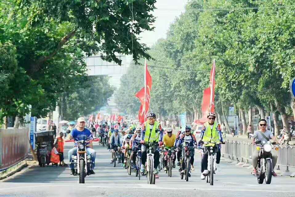 泛亚电竞邓州市举办2017年全民健身日骑游活动(图2)