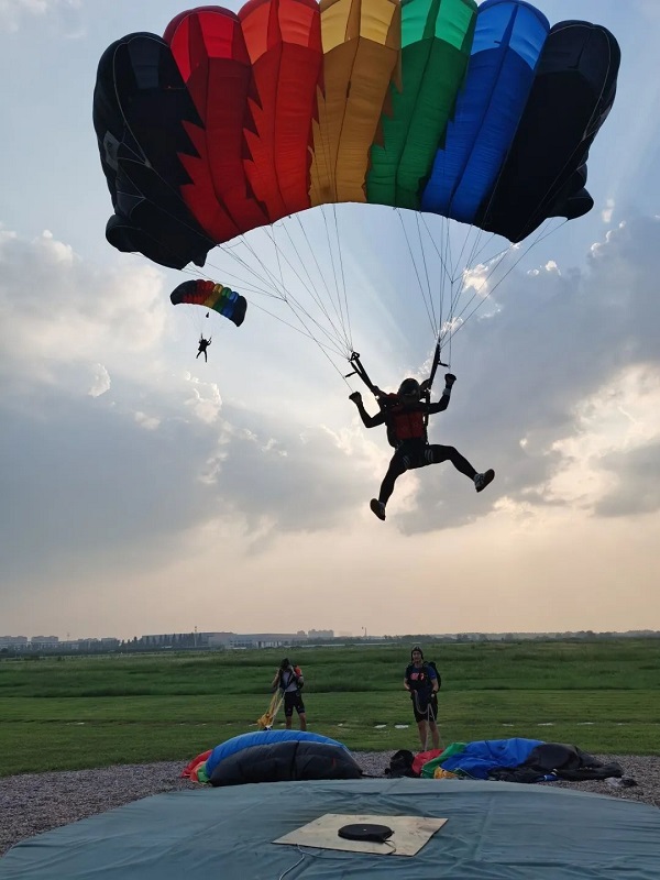 纵身一跃,蓝天之上书写传奇 2020年国家跳伞精英邀请赛 河南跳伞队夺得6金6银4铜