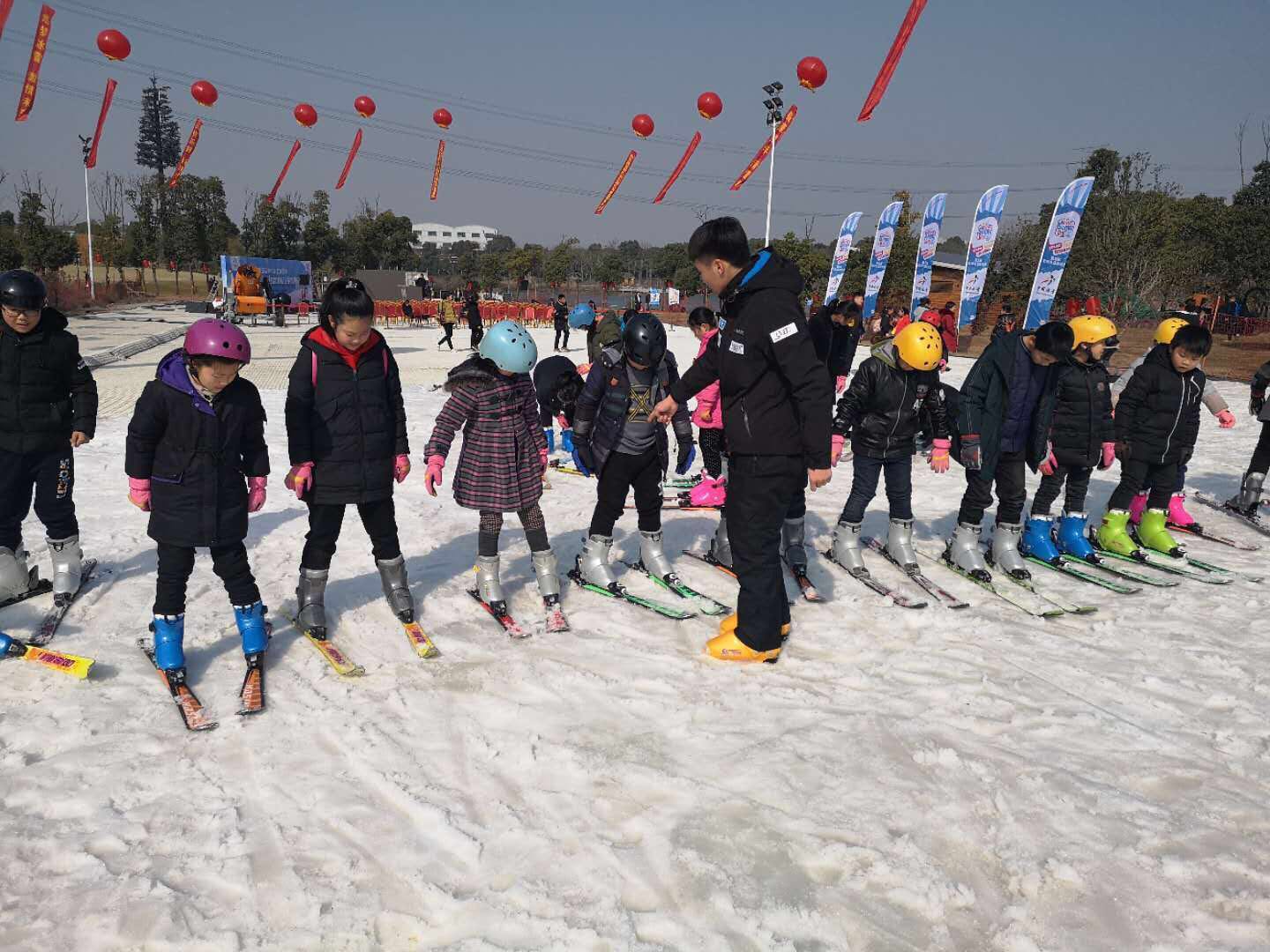 冬夏令营(江苏站)暨2018年度江苏省冰雪嘉年华在常州龙凤谷滑雪场开幕