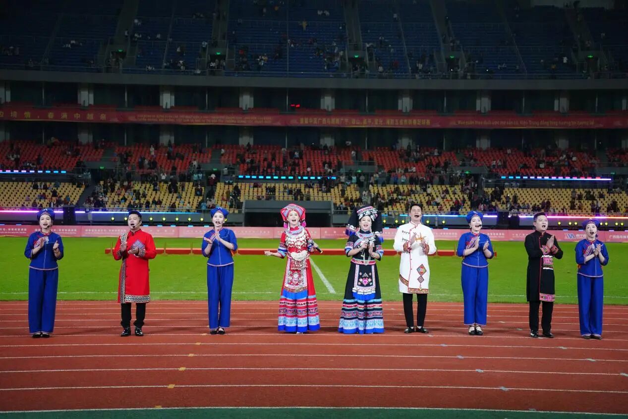 中越两国歌手合唱歌曲《越南—中国》