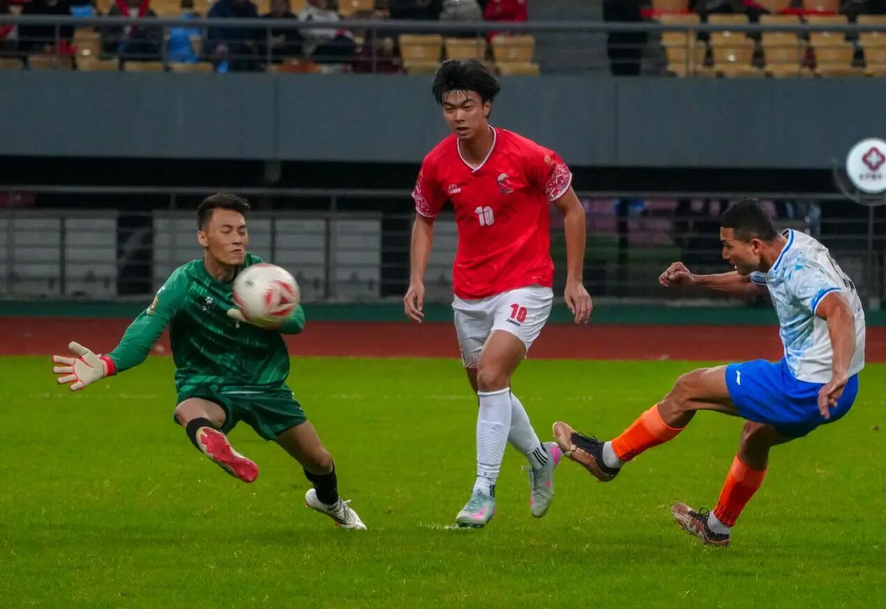 越南广宁省队球员射门瞬间