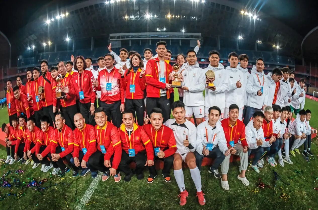 越南海防市队与中国广西队赛后合影