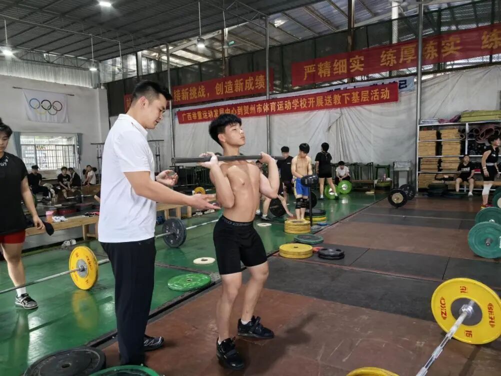 吴长升现场指导小运动员。