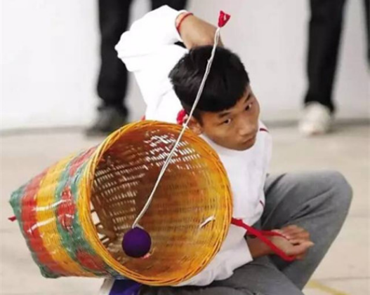 马山县民族传统体育项目——背篓绣球