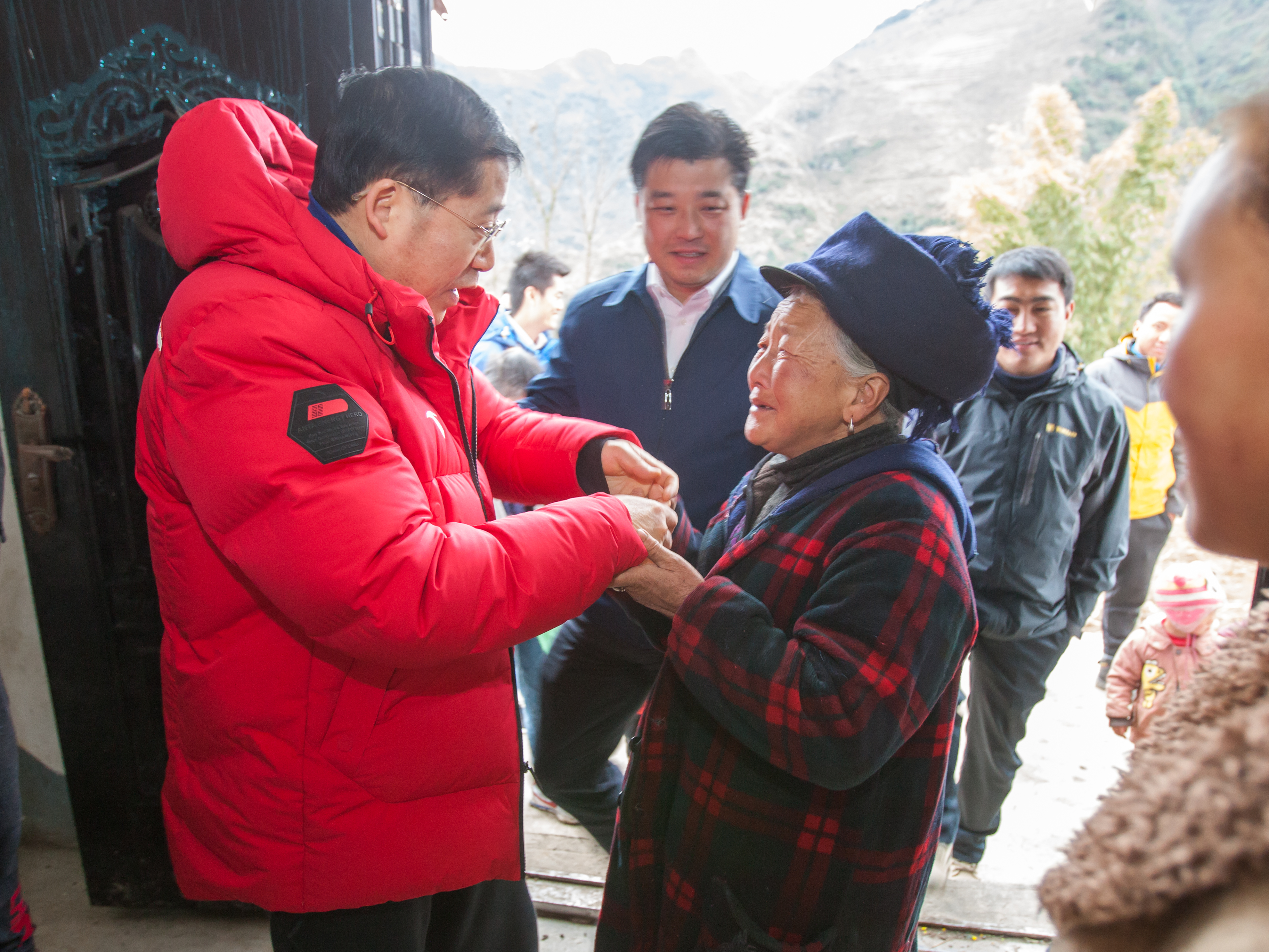 四川省体育局局长罗冬灵一行赴雷波县调研指导脱贫攻坚工作