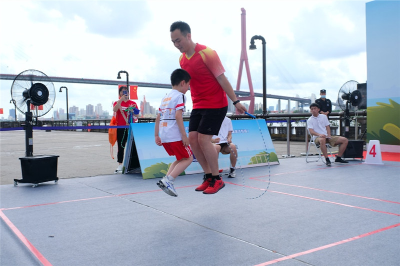上海市举办家庭跳绳亲子赛