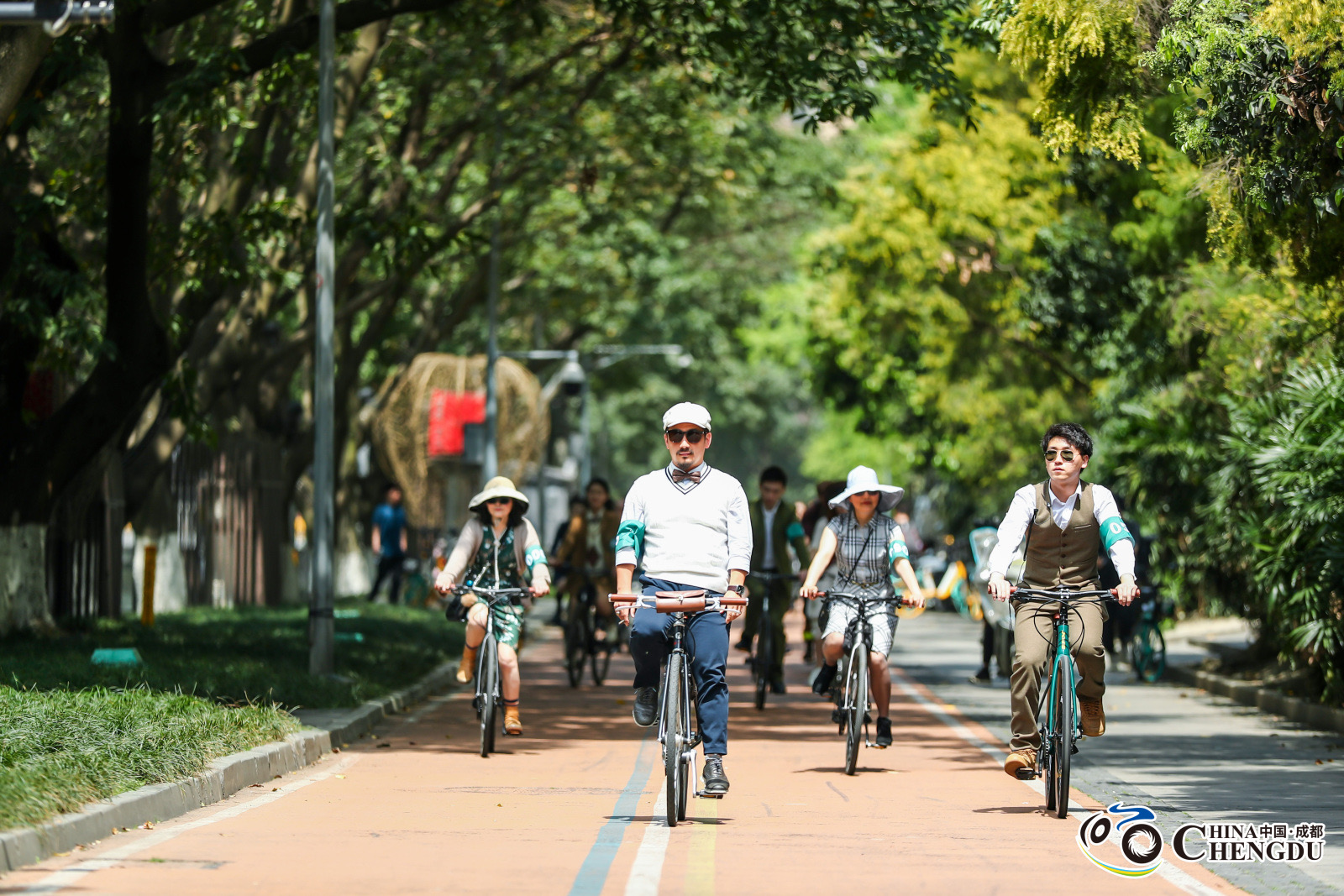 城市自行车——三个人在城市里骑自行车照片摄影图片_ID:305314997-Veer图库