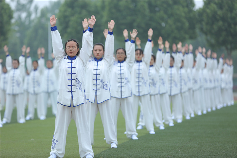 济宁医学院健身气功进课堂
