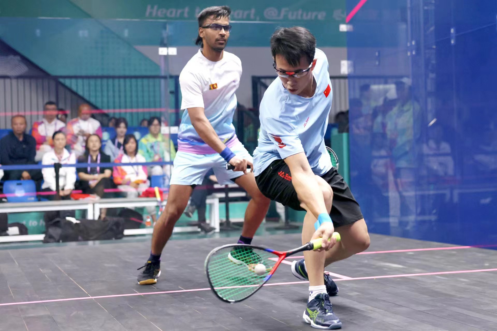 面对高水平职业壁球选手中国组合亚运赛场打出精气神