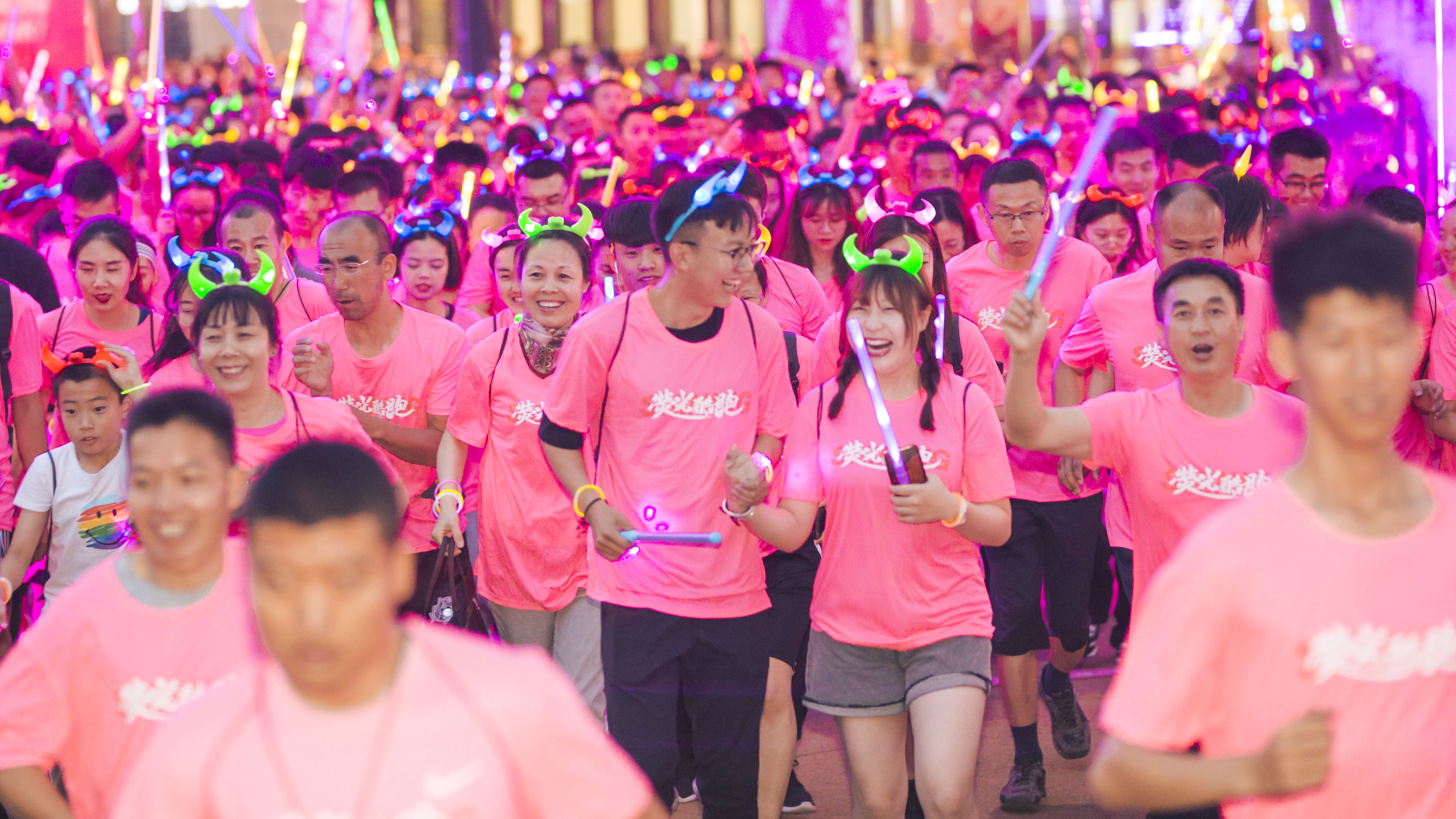 万达广场荧光夜跑用汗水与激情点亮青城