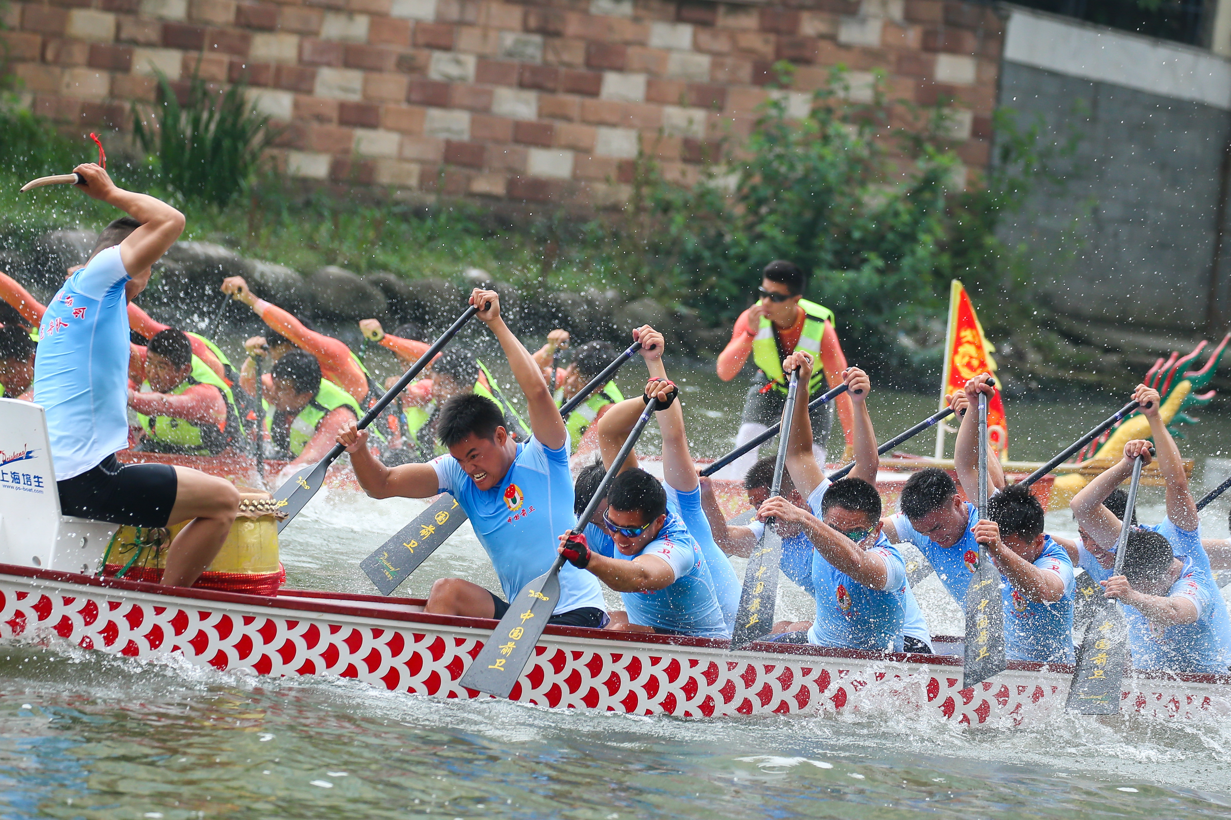 中外选手苏州河上赛龙舟竞渡飞桨逐浪