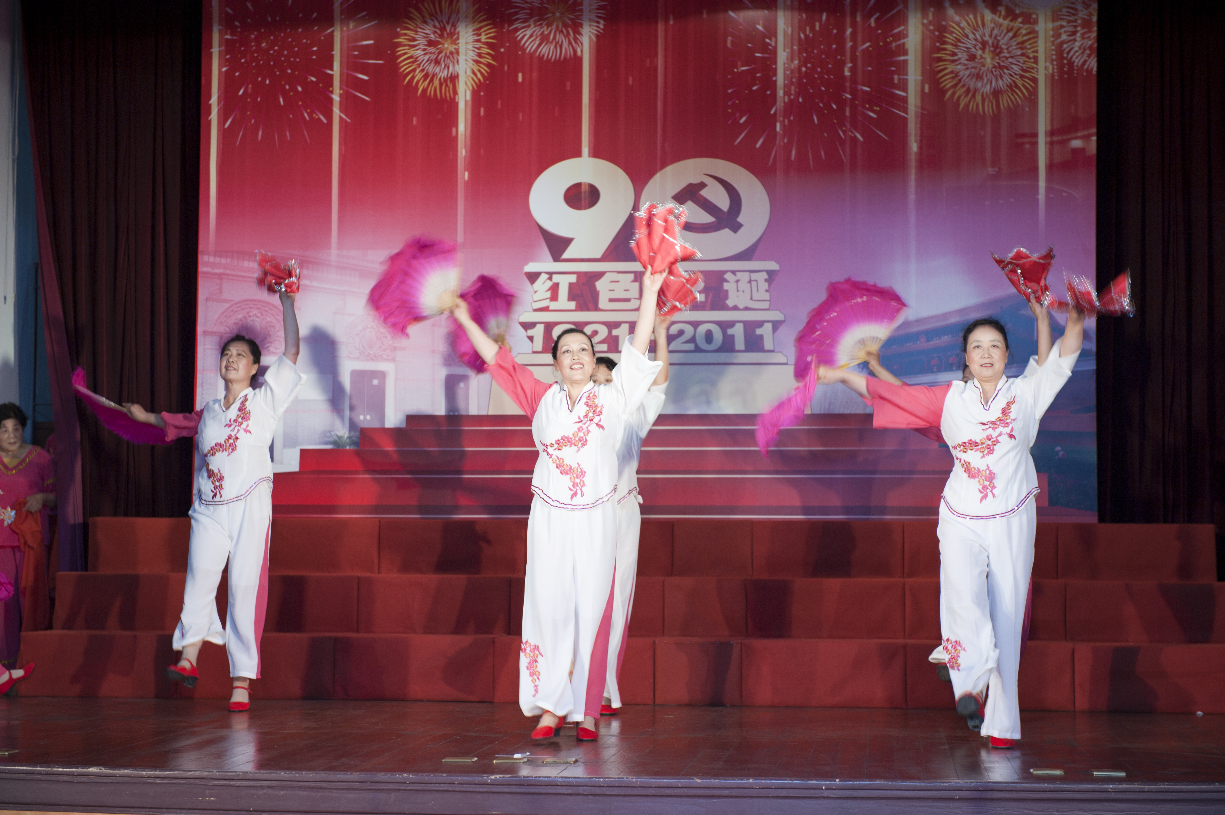 离退休干部局举办庆祝建党90周年文艺演出