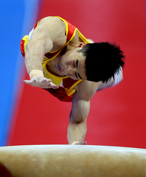 消息周施雄勇夺男子体操全能赛桂冠