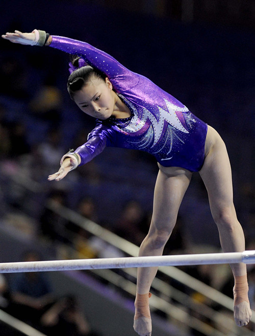 全国体操锦标赛何可欣获高低杠亚军(组图)