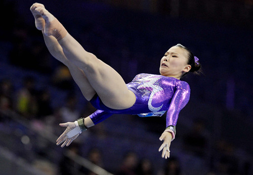 全国体操锦标赛何可欣获高低杠亚军(组图)