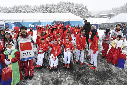 中国体育代表团平昌残奥村举行升旗仪式