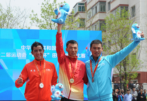 内蒙古选手吴钱龙以3小时51分35秒的成绩夺得十二运首金,来自云南队的