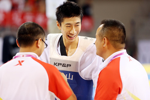 赵帅在赛后与教练交谈