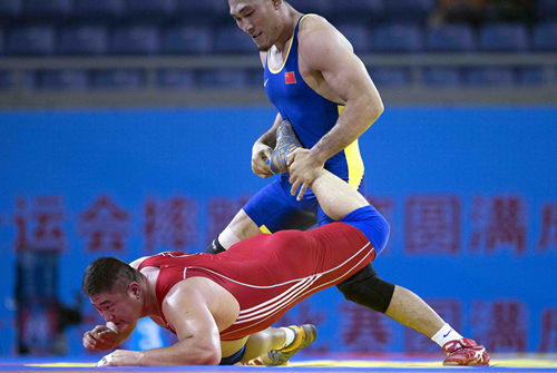 120公斤山西选手梁磊(蓝)夺冠