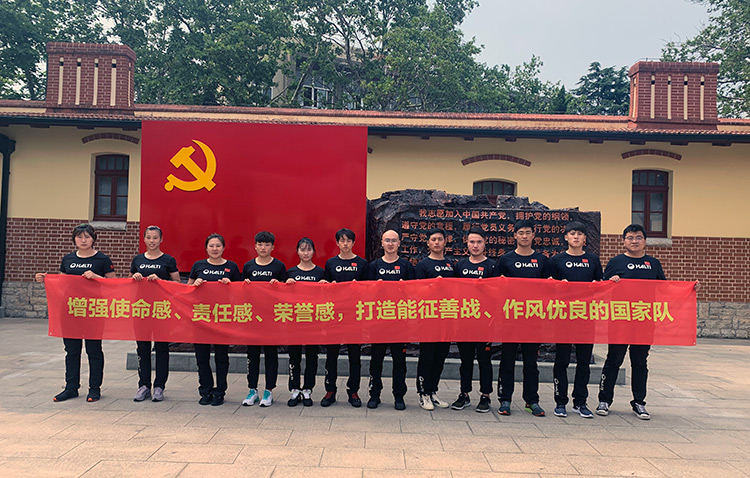 不忘初心牢记使命自由式滑雪雪上技巧国家集训队参观青岛党史纪念馆