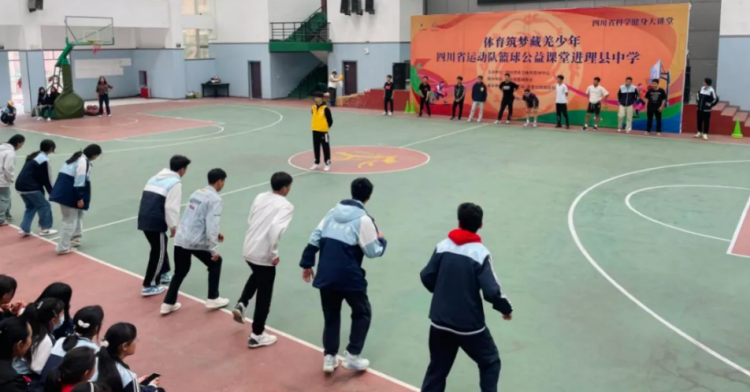 两进工作动态:四川体育志愿服务走进理县中学