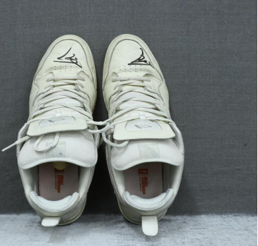 姚明签名运动鞋入藏中国体育博物馆