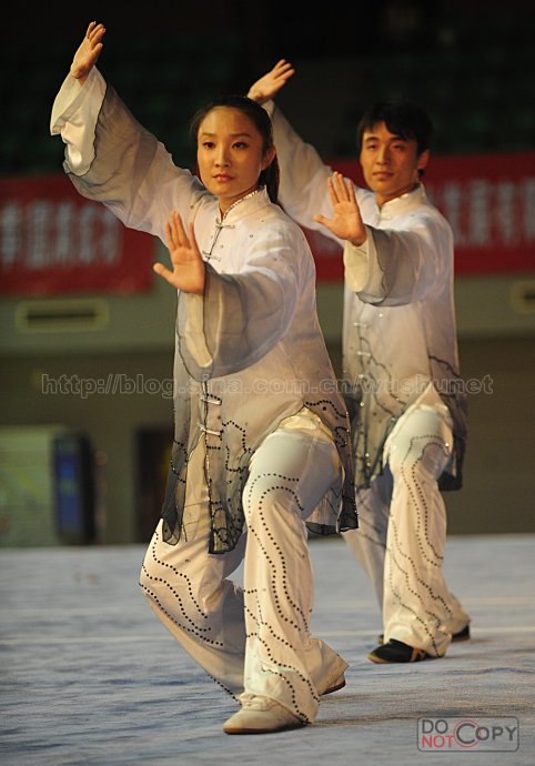 广东选手黄伟杰/冉千鑫在混合组双人太极拳比赛中 韩建明摄